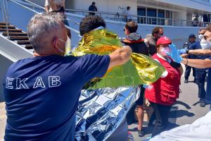 Διασώστης του ΕΚΑΒ περιθάλπει διασωθέντα του ναυαγίου