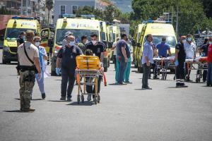 ασθενοφόρα και διασώστες στο λιμάνι μετά το ναυάγιο ανοιχτά της Πύλου