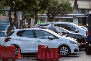 Αστυνομικοί εξετάζουν αυτοκίντο στον Νέο Κόσμο