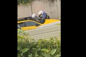Αστυνομικός σημαδεύει με το όπλο του τον οδηγό