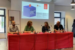 Οι ομιλητές καθισμένοι στο τραπέζι στην εκδήλωση του Ινστιτούτου Πουλατζά