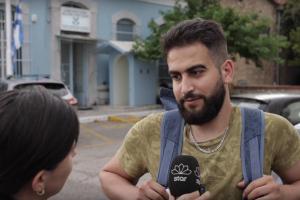 Άνθρωπος μιλάει στο μικρόφωνο