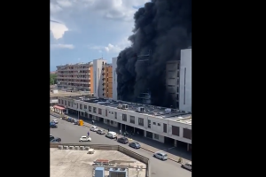 Μαύρος καπνός βγαίνει από το κτίριο που τήχθηκε στις φλόγες στην Ρώμη