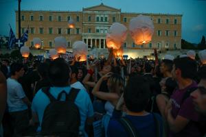 Κόσμος με φαναράκια στη συγκέντρωση στο Σύνταγμα για το ναυάγιο στην Πύλο