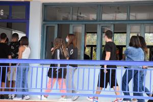 Μαθητές σε σχολείο πηγαίνουν προς την τάξη