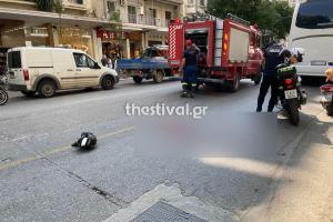 Κράνος στον δρόμο, μία μηχανή της αστυνομίας και ένα πυροσβεστικό στο σημείο του τροχαίου