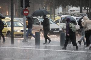 Άνθρωποι με ομπρέλες στη βροχή