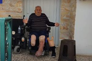Ο 81χρονος στη βεράντα του σπιτιού που κοιμόταν μετά την έξωση από το σπίτι του που βγήκε σε πλειστηριασμό