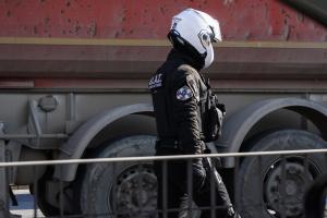 Αστυνομικός με στολή και κράνος για μηχανή