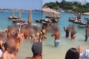 Κόσμος στο beach bar στη Ρόδο με τις πλωτές ξαπλώστρες