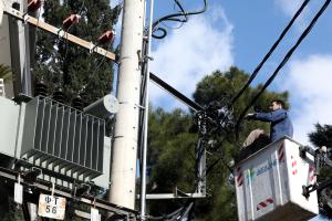 Επισκευή σε κολόνα του ΔΕΔΔΗΕ