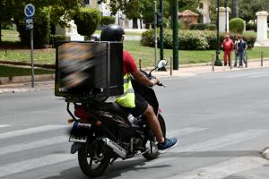 Μηχανάκι με ντελίβερι