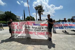 φοιτητές με πανό κατά του κλεισίματος της λέσχης του ΑΠΘ