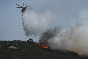 Ελικόπτερο πάνω από φωτιά