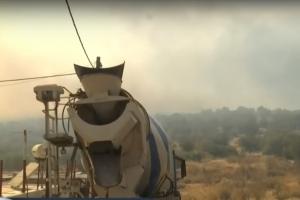 Μπετονιέρα ρίχνει νερό για τη φωτιά