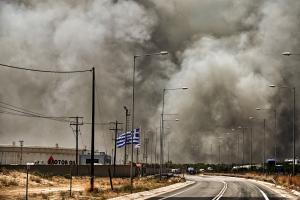 πυκνός καπνός από την φωτιά και μπροστά ο δρόμος