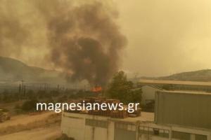 φωτιά στη Μαγνησία πάνω από Α ΒΙΠΕ Βόλου