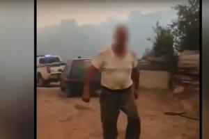 Άντρας στην φωτιά και πίσω τζιπ της αστυνομίας