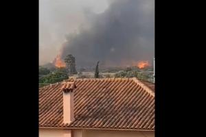 Πυκνός καπνός κοντά σε σπίτια στην Τιθορέα