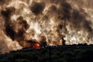 πυκνός καπνός και φωτιά στο Λουτράκι