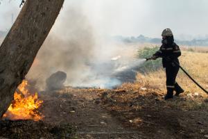 Πυροσβέστης σβήνει φωτιά