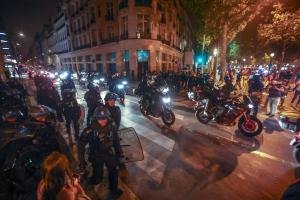 αστυνομικοί με στολές στις ταραχές στην Γαλλία