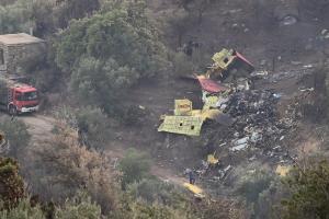 Τα συντρίμμια του Καναντέρ που έπεσε στην Κάρυστο και όχημα της πυροσβεστικής στο σημείο