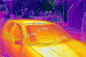 φωτογραφία από θερμική κάμερα δείχνει τις θερμοκρασίες πάνω στο αυτοκίνητο