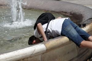 Άνθρωπος βάζει το κεφάλι του στο συντριβάνι