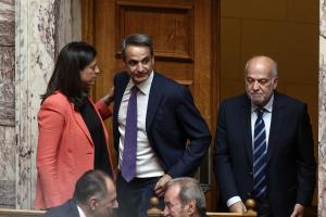 Νίκη Κεραμέως και Κυριάκος Μητσοτάκης στη Βουλή