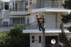 Άνθρωπος πάνω σε κολόνα της ΔΕΗ