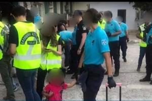 αστυνομικοί παίρνουν προσφυγόπουλα από την δομή στην εκκένωση