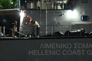 Σκάφος του λιμενικού σωρούς από ναυαγούς