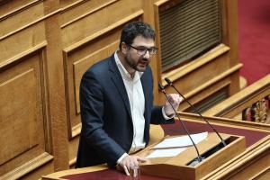 Ο Νάσος Ηλιόπουλος μιλάει στο βήμα της Βουλής