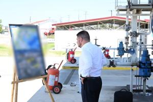 Ο Νίκος Χαρδαλιάς μπροστά στον χάρτη