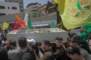 Παλαιστίνιοι με σημαίες κρατούν το φέρετρο του νεαρού που δολοφονήθηκε από αστυνομικό
