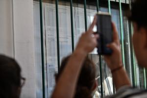 Μαθητές βλέπουν τα αποτελέσματα στις πανελλαδικές
