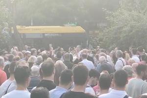 Πλήθος κόσμου γύρω από τον Κώστα Μπακογιάννη με διαδηλωτές να τον γιουχάρουν