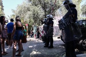 Άνθρωποι μπροστά στα ΜΑΤ