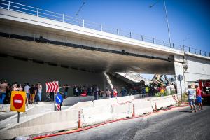 Κόσμος κάτω από την γέφυρα στην Πάτρα που κατέρρευσε