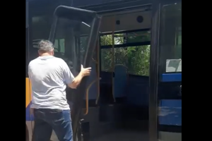 Πόρτα λεωφορείου ξεκόλλησε