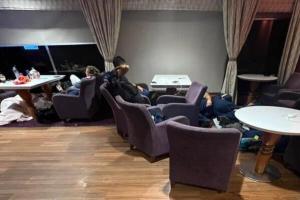 Πυροσβέστες κοιμούνται στο πάτωμα