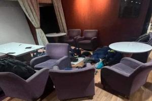 Πυροσβέστες κοιμούνται στο πάτωμα
