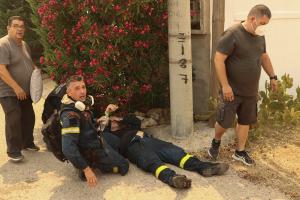 Πυροσβέτης ξαπλωμένος στο πάτωμα