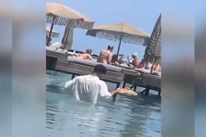 Ρόδος σερβιτόρος