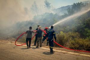 Πυροσβέστες και εθελοντές σβήνουν φωτιά