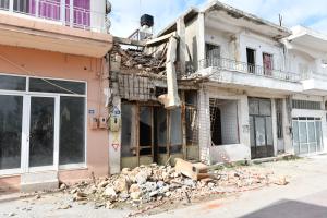 Κατεστραμμένα κτίρια από τον σεισμό στο Αρκαλοχώρι