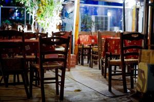 Καρέκλες σε ταβέρνα