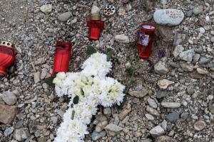 σταυρός από λουλούδια και κεράκι στη μνήμη των θυμάτων του δυστυχήματος στα Τέμπη