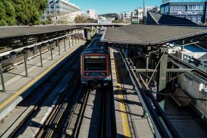 τρένο περνά από το σταθμό ΗΣΠΑ στην Καλλιθέα